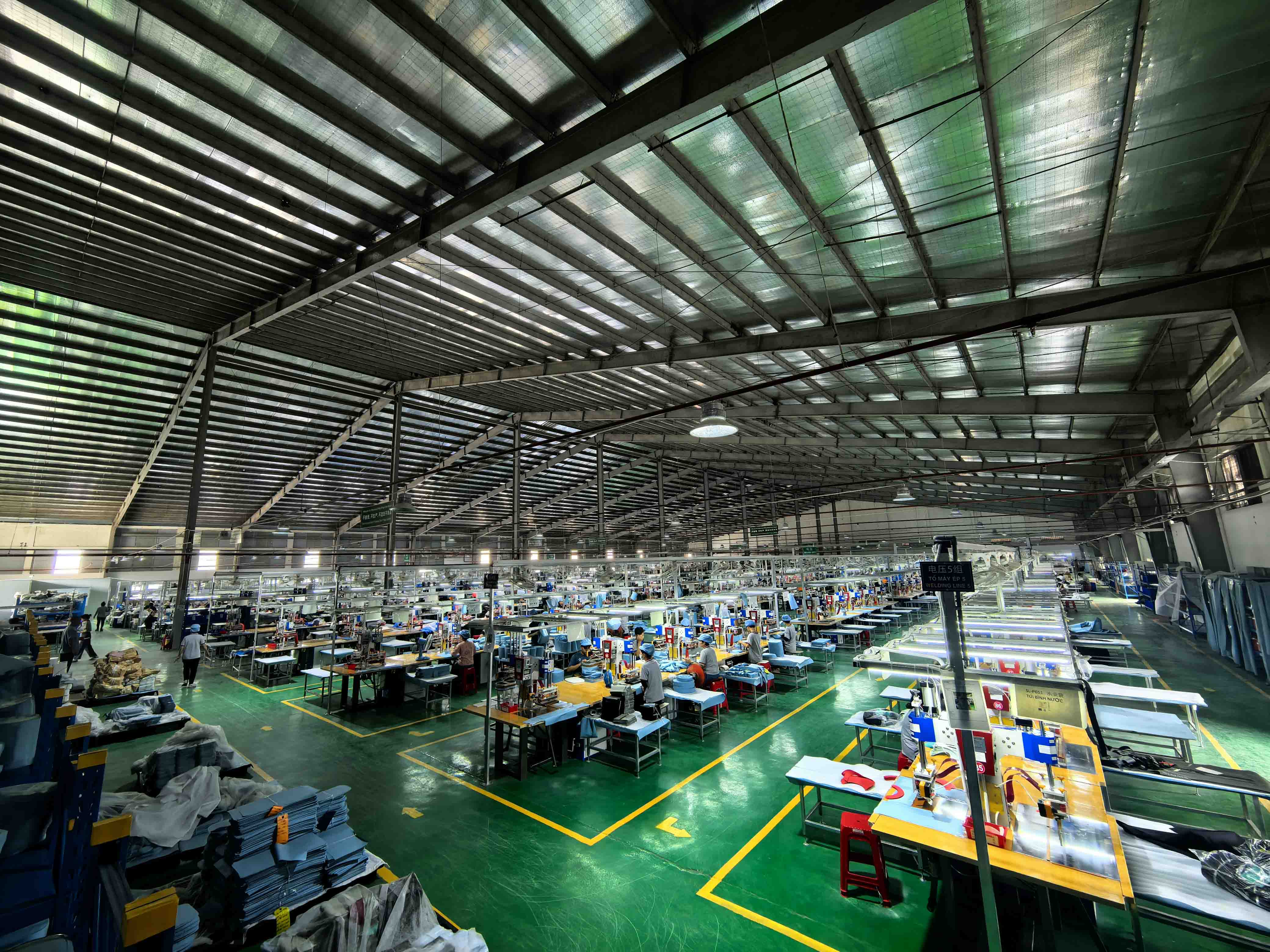 27.12 MHz high-frequency welding process creating leakproof seams for OEM soft coolers